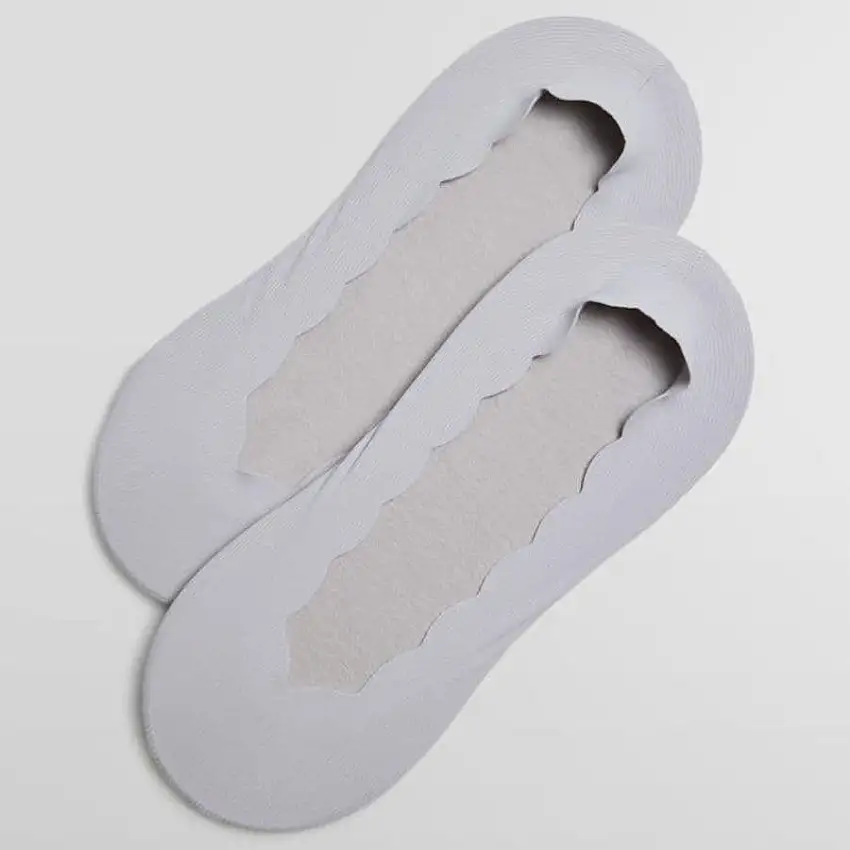 calcetines invisibles, ysabel mora.
