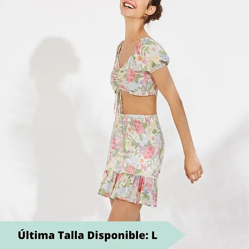 conjunto crop top y falda corta, estampado flores, ysabel mora.