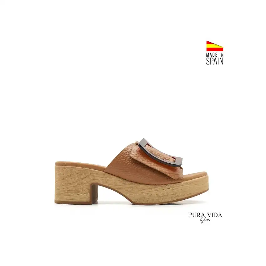 Mule camel piel con hebilla carey