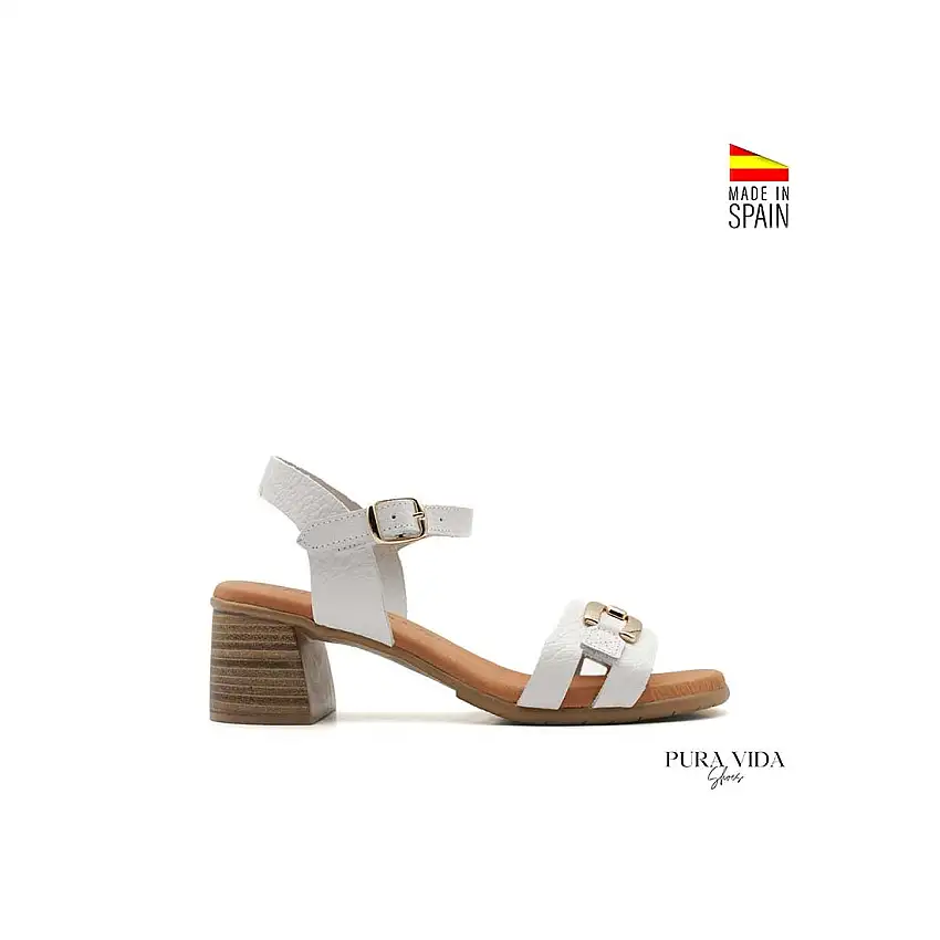 Sandalia blanca con cadena dorada y tacón ancho