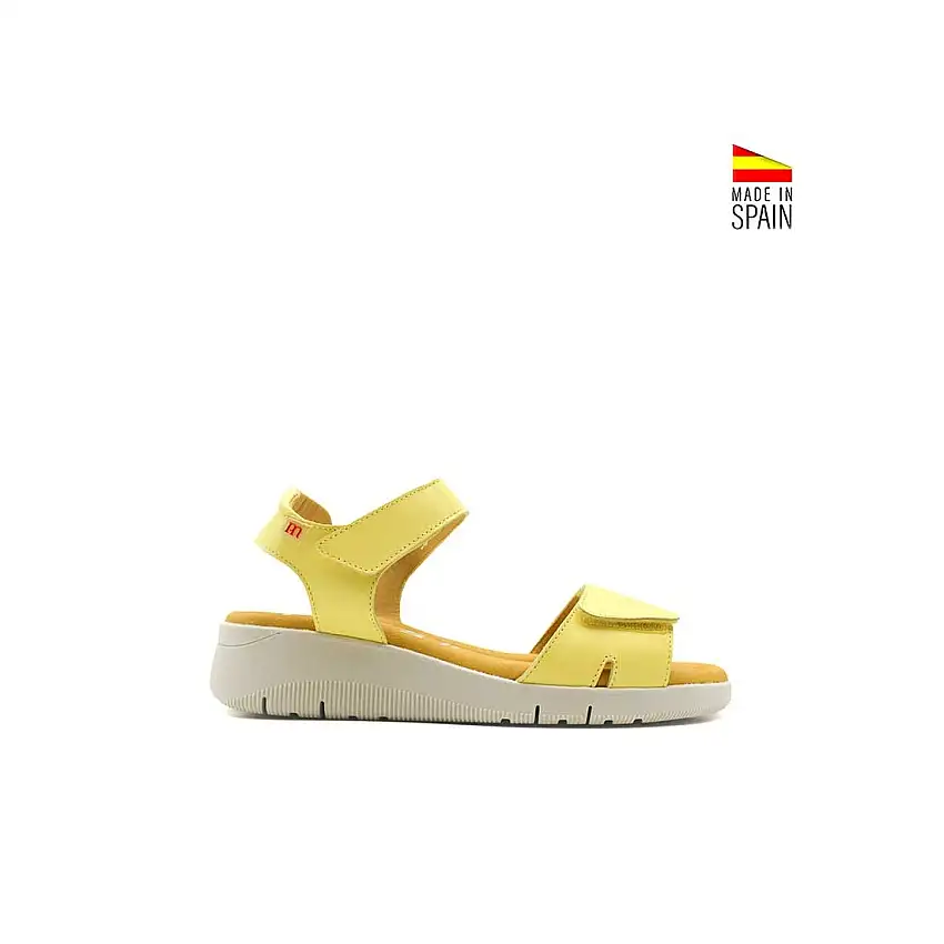 Sandalia casual velcros amarilla de piel