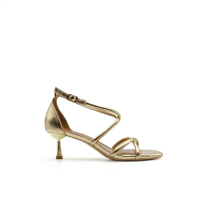 Sandalia dorada straps con tacón fino
