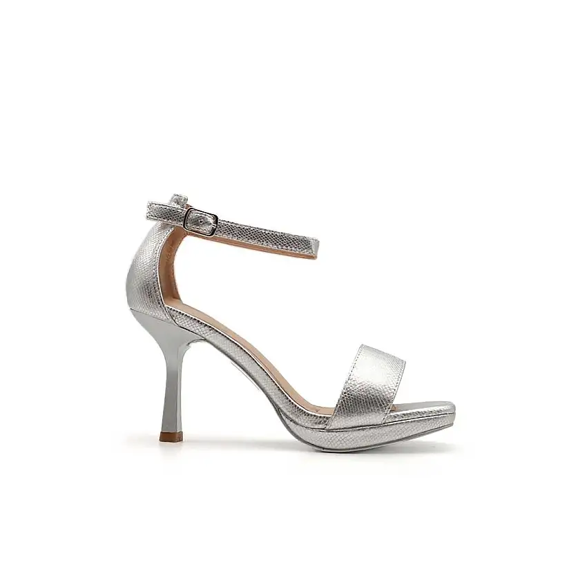 Sandalia glam plateada con tacón fino alto