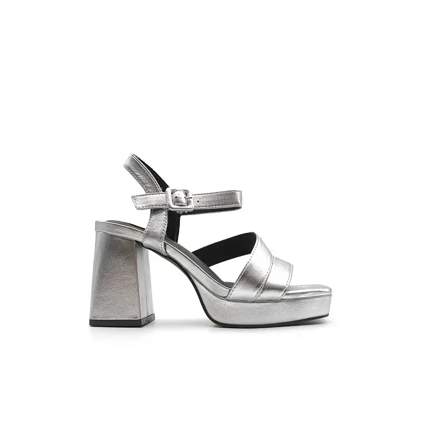 Sandalia metallic glow plata con plataforma