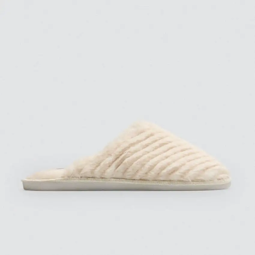 Zapatillas para estar por casa, pelito y rayas, ysabel mora.