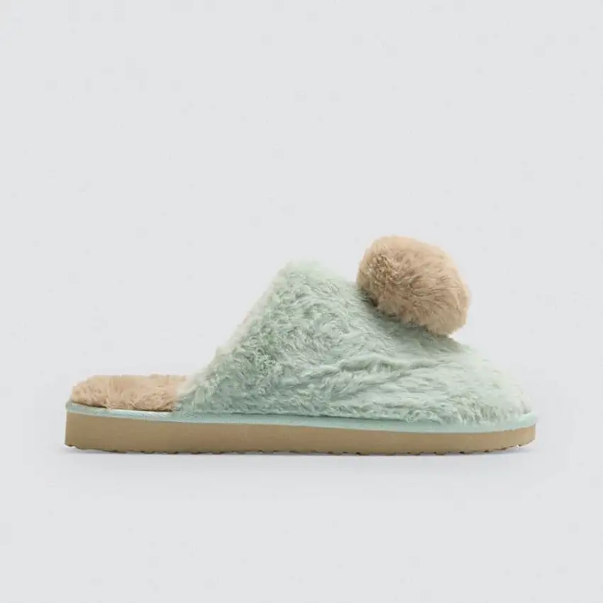Zapatillas para estar por casa, pompones pelito, ysabel mora.