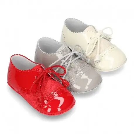 Zapatito tipo BLUCHER bebé niño con borlas en charol con lino.