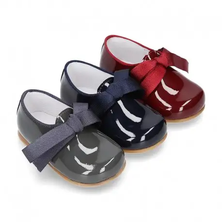 Zapatito tipo Blucher niño en piel charol con lazos.