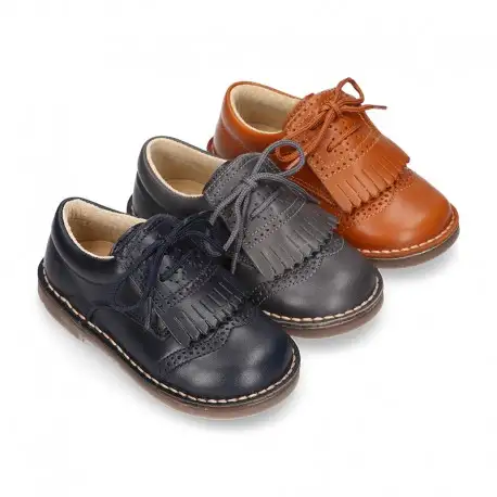 Zapatito tipo blucher niños con lengüeta con flecos y picados en piel VINTAGE.