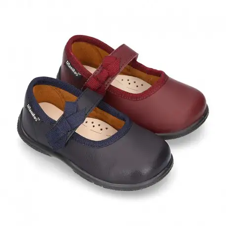 Zapato colegial tipo Mercedita con cierre adherente con lazo en piel lavable para niñas pequeñas.