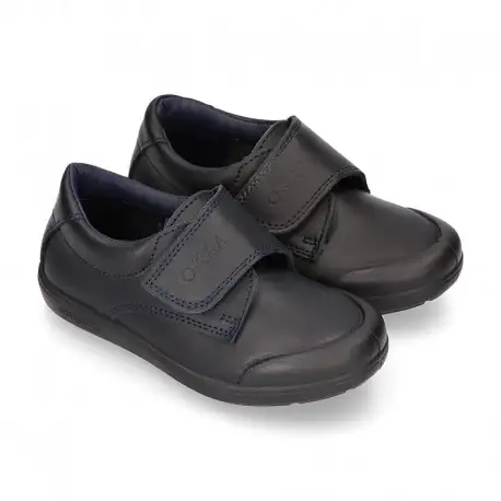 Zapato colegial niño OKAA tipo Blucher sin cordones y puntera reforzada en piel lavable.
