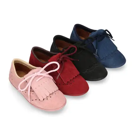 Zapato tipo Blucher con lengüeta con flecos y picados en serraje.