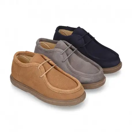 Zapato niño tipo wallabee con cordones en piel serraje
