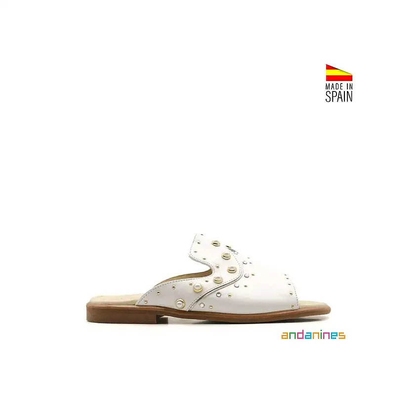 Zueco abierto blanco con perlas