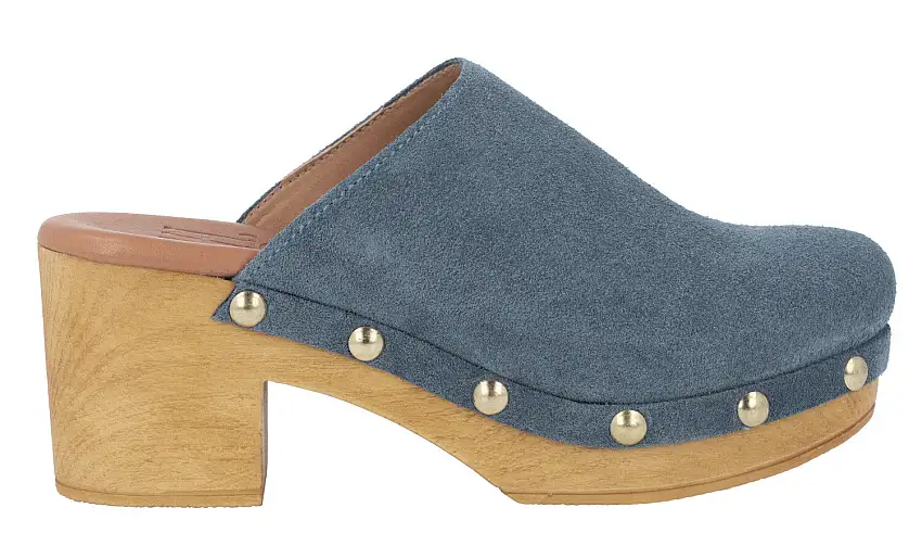 Zuecos lisos de serraje con detalle de tachas metálicas