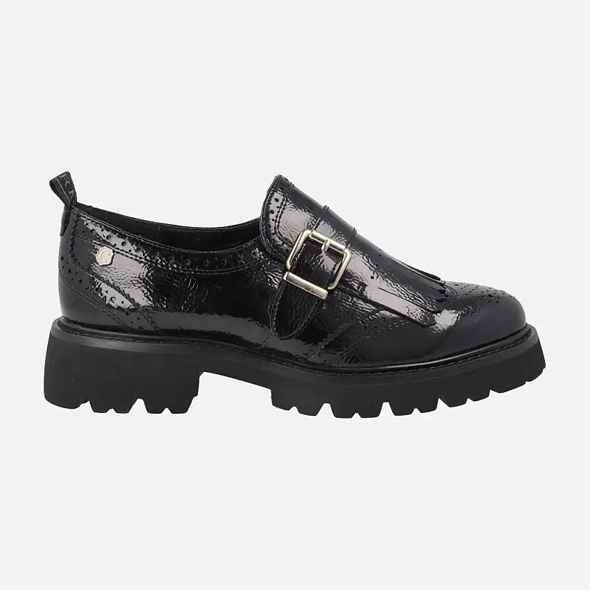 Zapatos negros de charol con copete de flecos y hebilla