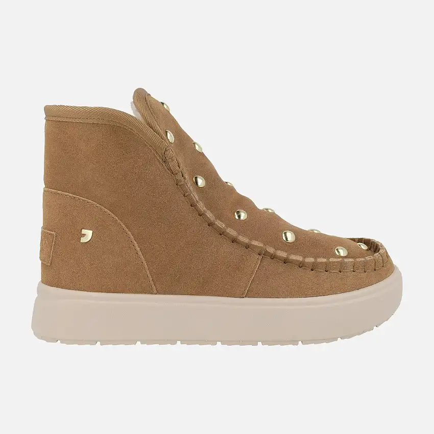 Botas australianas en serraje cuero con tachas doradas
