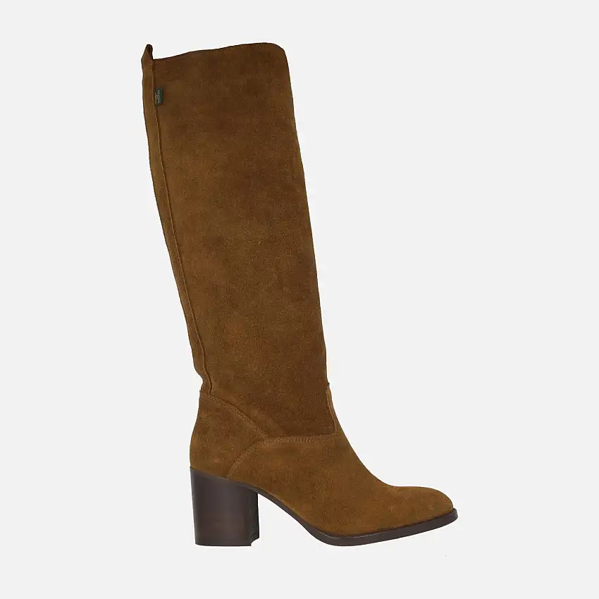 Botas de tacón con caña alta en serraje marrón DKT10