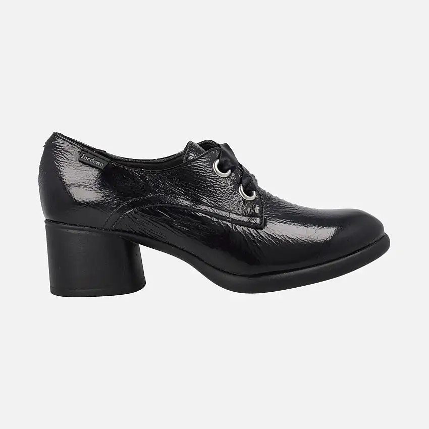 Zapatos de tacón en charol negro con cordones