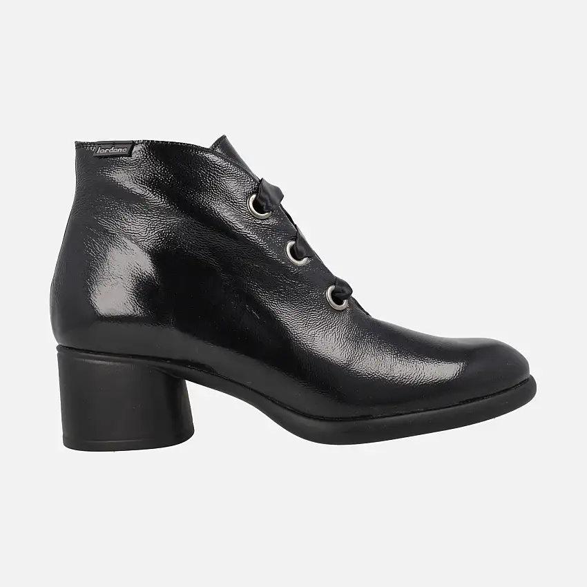 Botines de tacón en charol negro con cordones