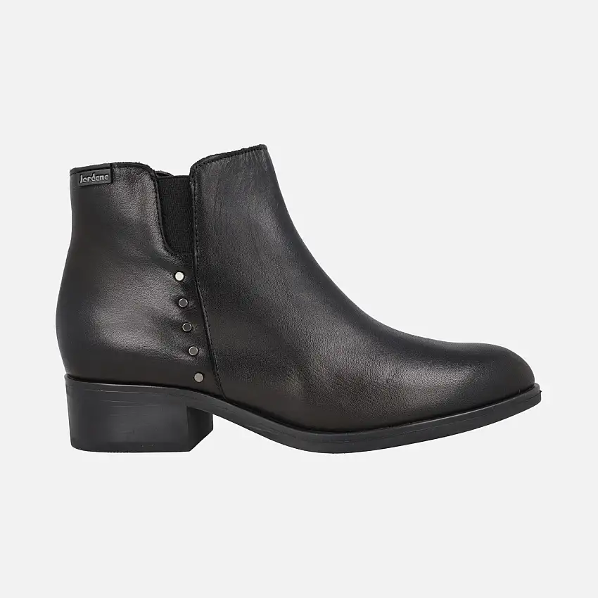 Botines negros de piel con elástico y tachas metálicas
