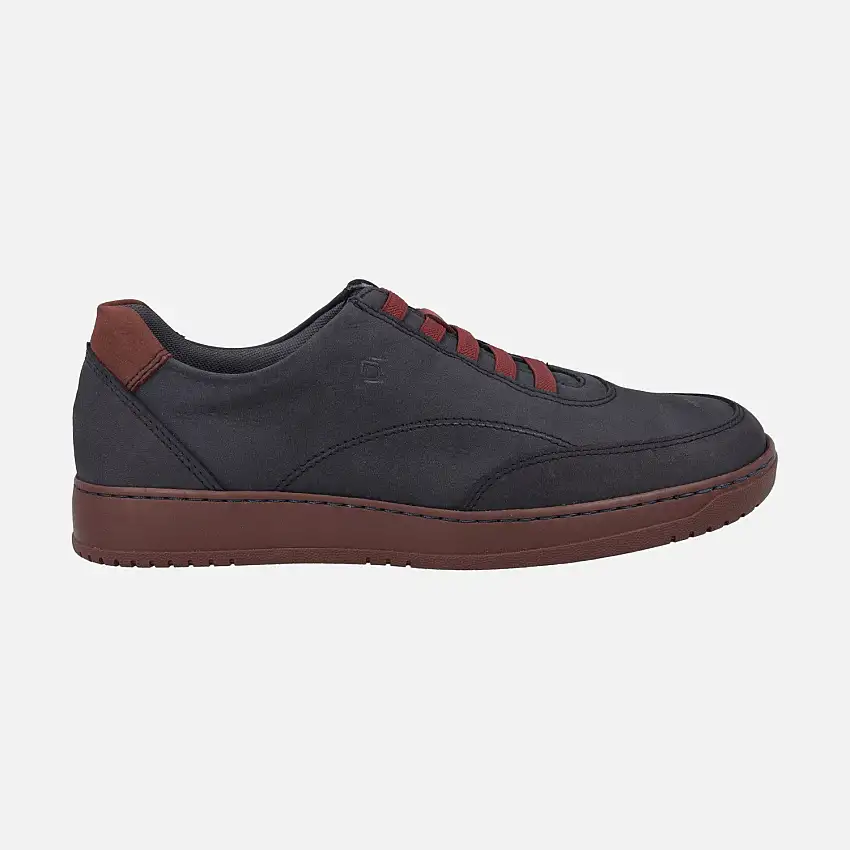 Zapatos deportivos en nobuck azul marino con detalles en rojo