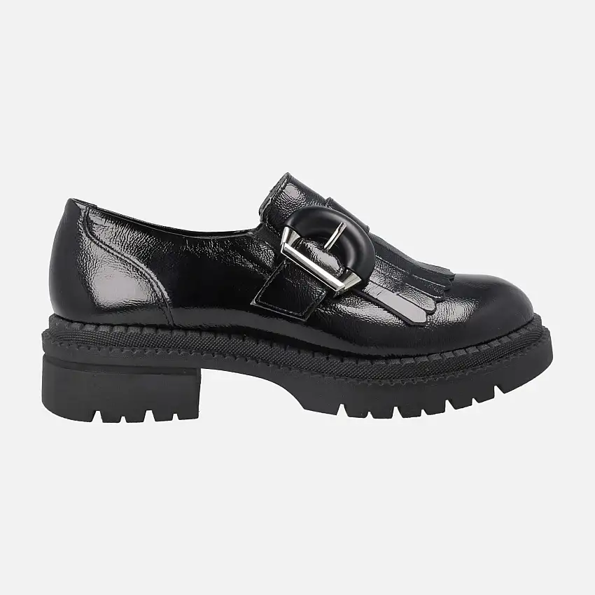 Mocasines negros de charol con adorno de hebilla y piso track