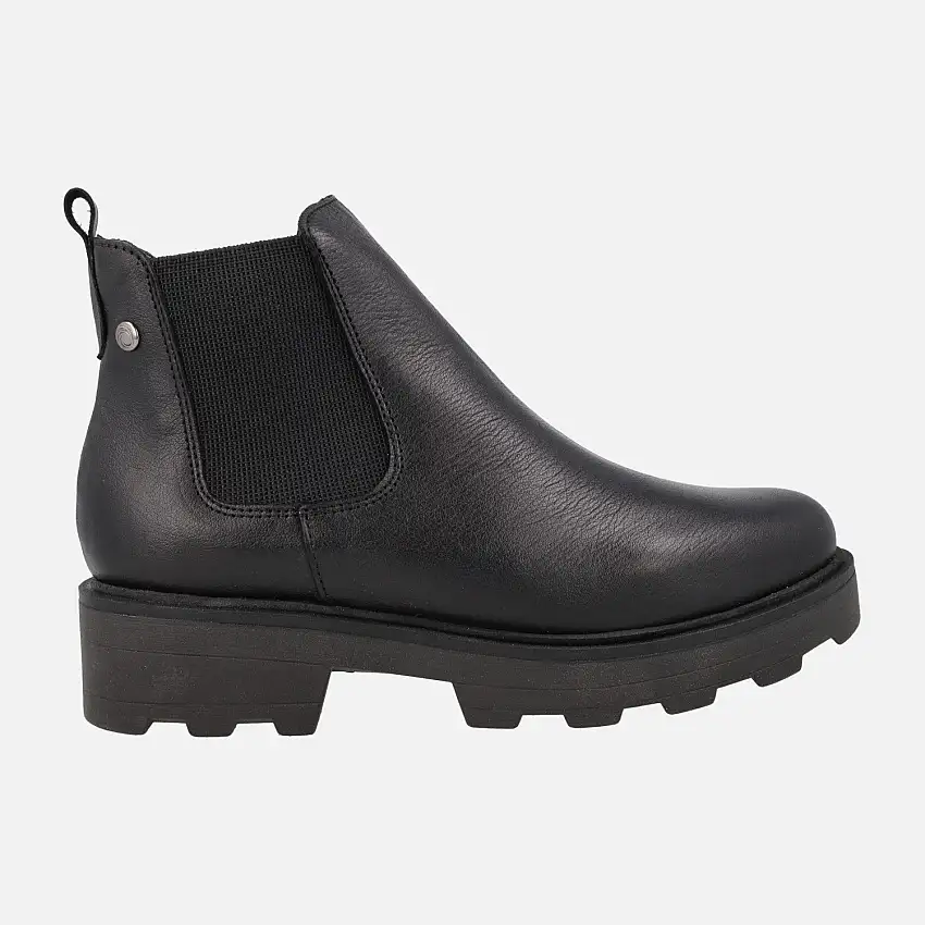 Botines Chelsea con piso track en piel negra