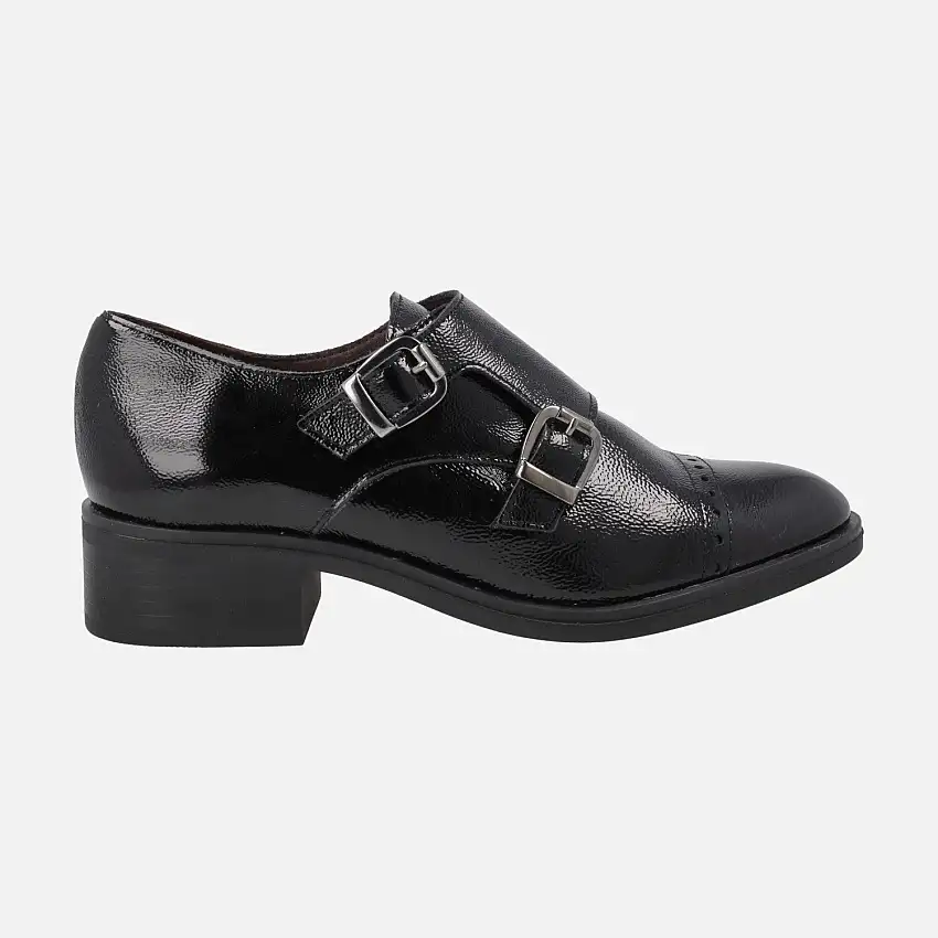 Zapatos con dos hebillas en charol negro