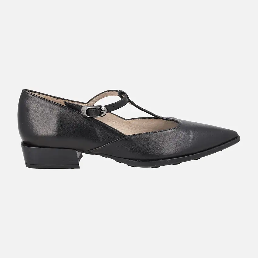 Zapatos negros de piel con tira al empeine y cierre de hebilla