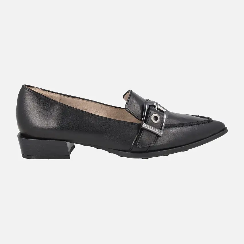 Mocasines negros de piel con adorno de hebilla