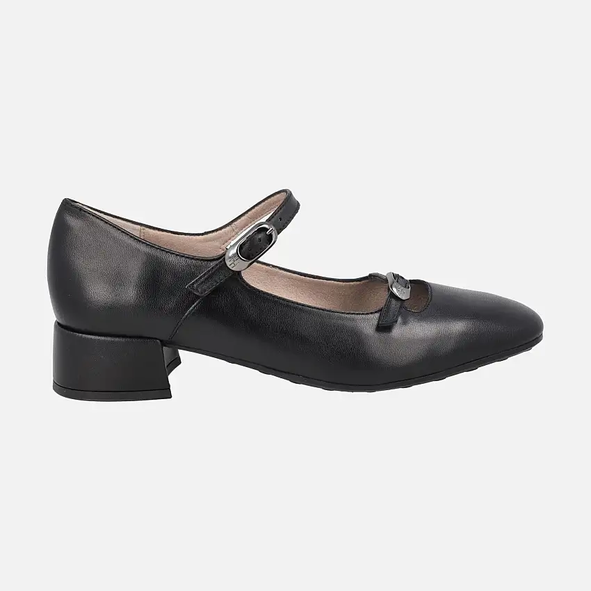 Bailarinas de piel con tacón bajo y dos tiras con hebillas