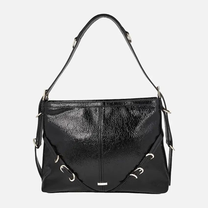 Bolsos para hombro en charol negro con detalle de hebillas
