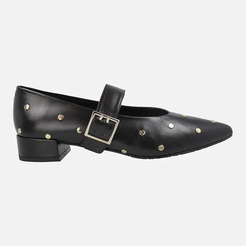 Zapatos de piel estilo mercedes con tachas doradas y tira con hebilla