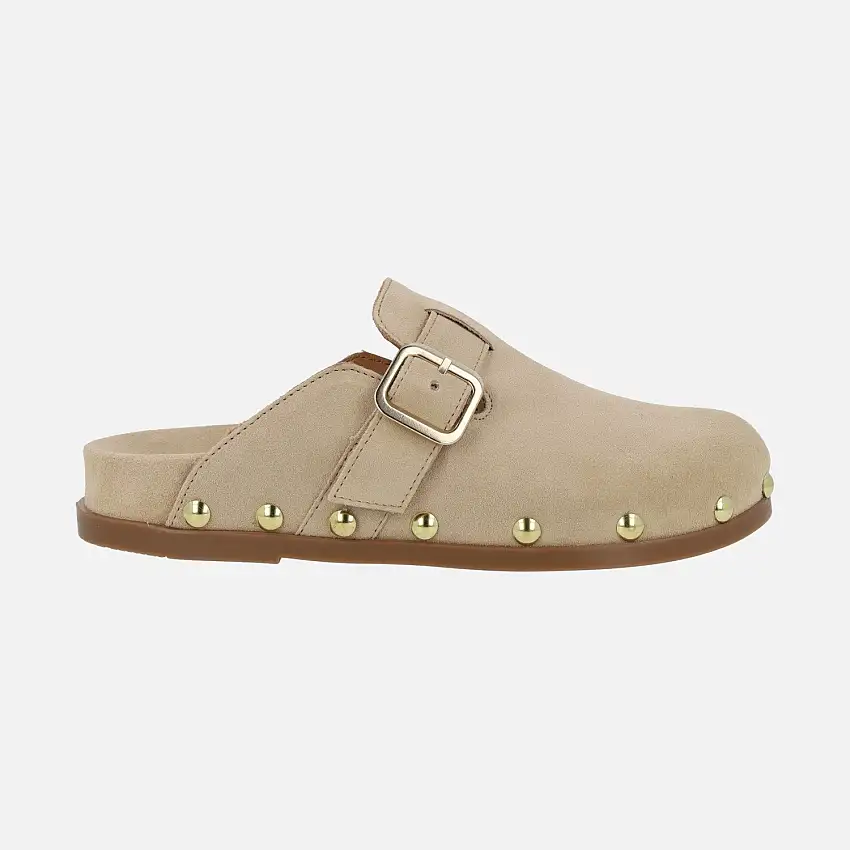 Zuecos Alive de serraje con detalle de hebilla lateral y tachas doradas