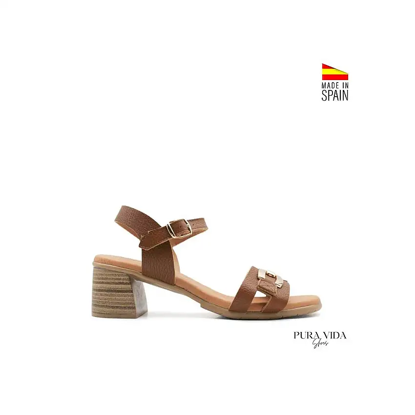 Sandalia camel con cadena dorada y tacón ancho