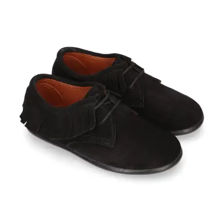 Zapatito tipo Blucher Niños y Niñas con flecos y cordones en piel serraje en color negro.