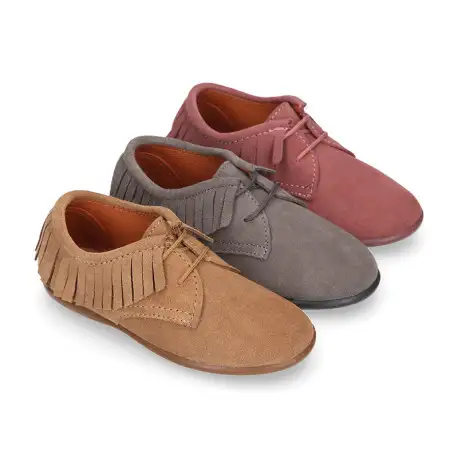 Zapatito tipo Blucher Niños y Niñas con flecos y cordones en piel serraje.